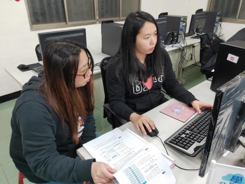 兩人坐一起相互指導學得快