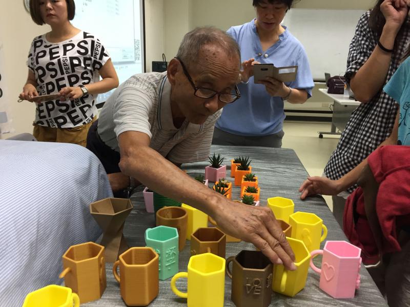 學員開心地尋找自己的作品