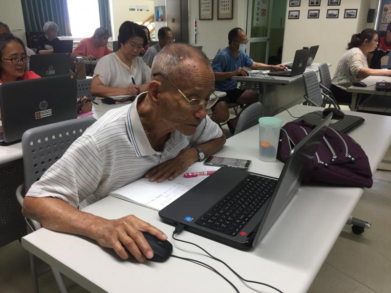 學員認真跟著講師的步驟逐步完成作品設計