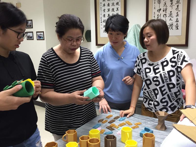 學員欣賞著自己努力學習的成果