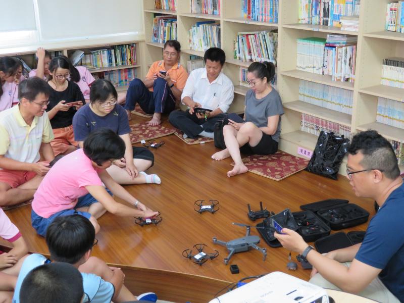 講師親切的與學員介紹空拍機特色與應用