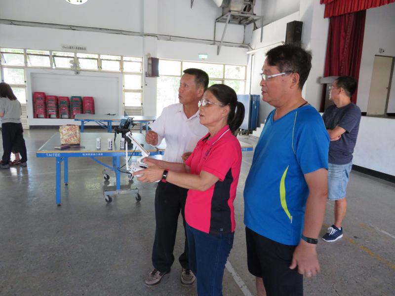 學員在學校體育館實際操作空拍機