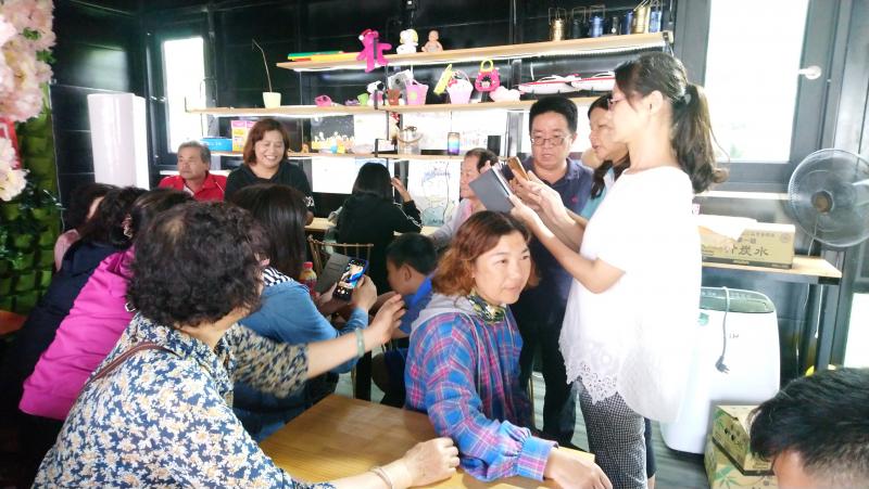 學員互相討論，並請老師指導常用功能，如光圈、亮度、、、如何調整