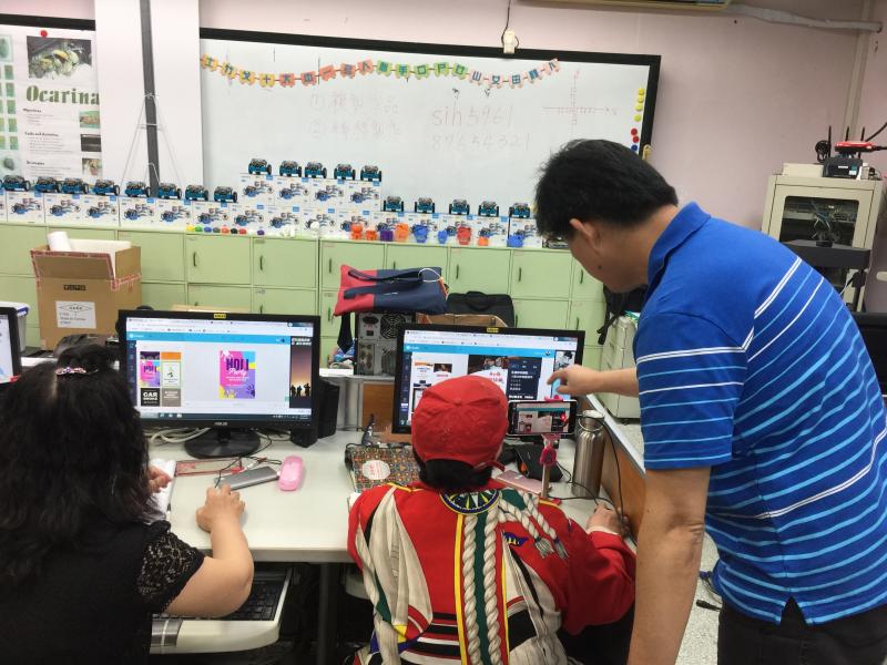 老師跟學員講解圖層概念。