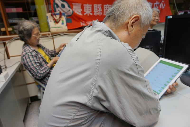 阿公阿嬤平板電腦上網訂台鐵火車票