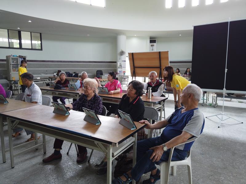 銀髮族學員認真上課過程
