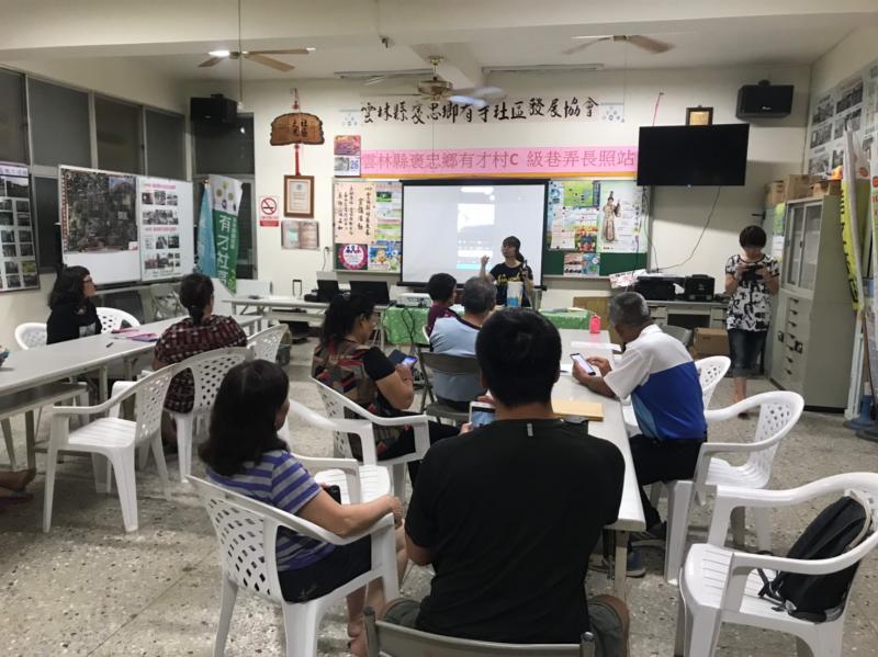 馬鳴村學員們專心聽講師講解步驟及注意事項。