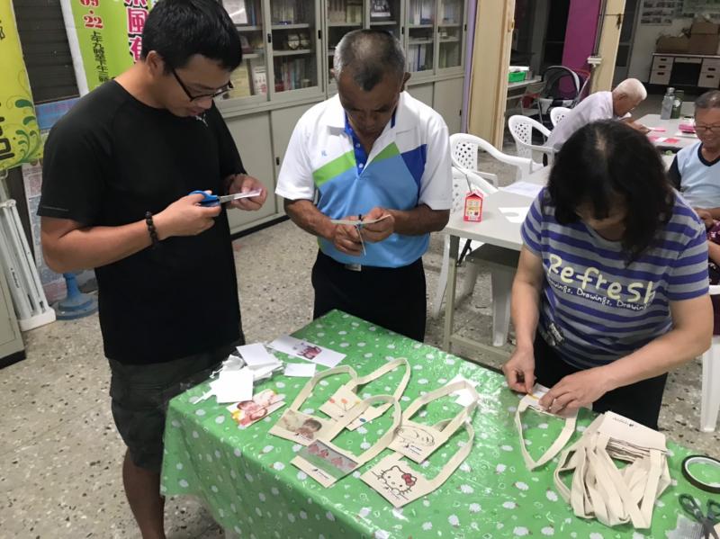 馬鳴村學員們輪流為自己的創意轉印商品細心剪裁、加工。