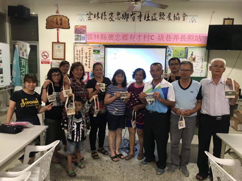 馬鳴村學員們拿著今天的成品，與講師開心的大合照，還說明天要去買一杯飲料為了裝飲料提袋給其他農友看。