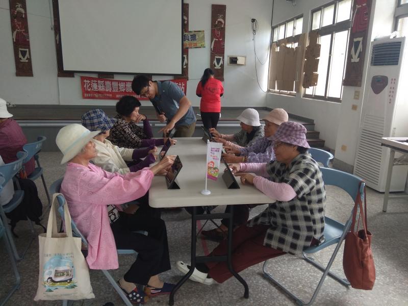 講師介紹電腦平板與智慧手機的差別