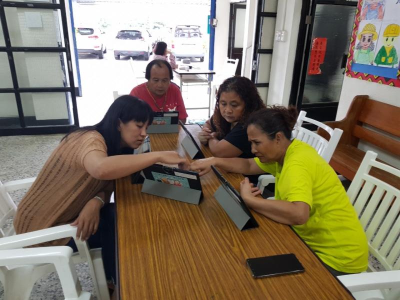 學員實際操作，並互相討論