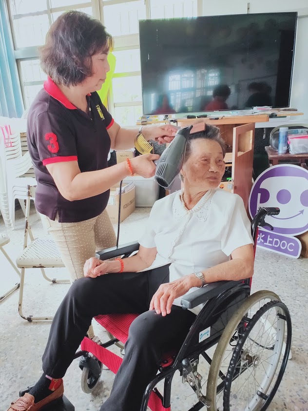 知道課程要拍照，大家都穿得美美的,社區的志工阿姨還特地幫阿嬤們把頭髮整理整齊