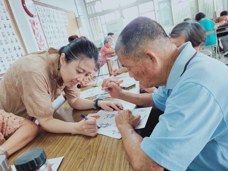 小惠老師教導學員怎麼著色