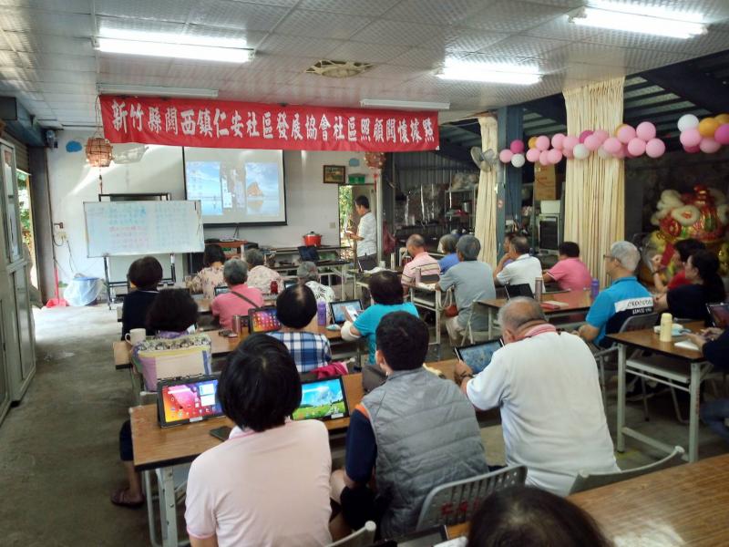 第一堂課是認識平板與手機功能操作，安裝APP，第二堂課是Line的介紹，如何交朋友，認識設定功能操作，第三堂課是Line建立群組與聊天室，投票，選日子，接龍複製訊息等