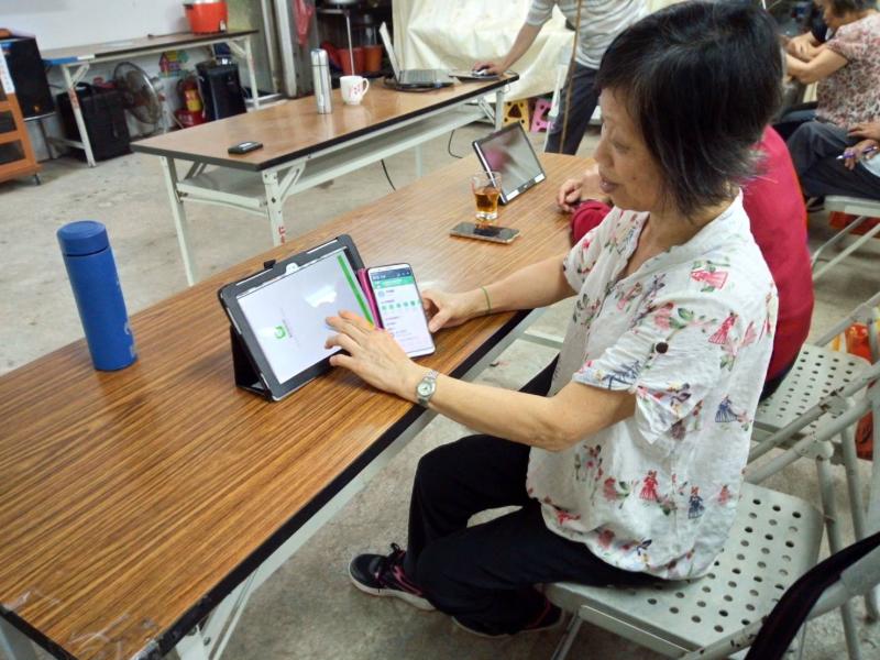 學員們用平板與手機學習Line