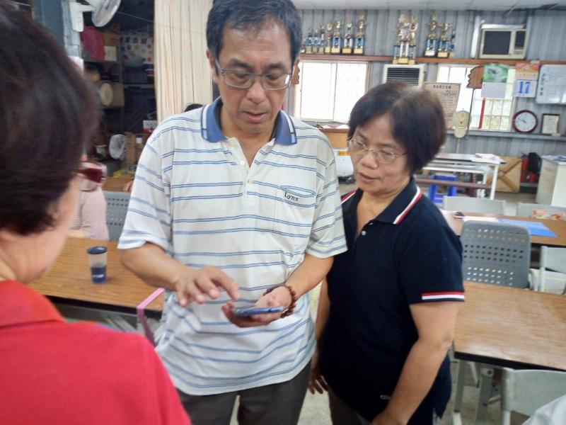 學員們不會使用手機Line，老師一個一個教會