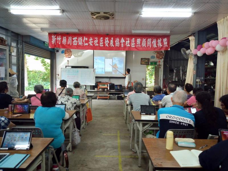 學員們認真的上課，Line操作功能