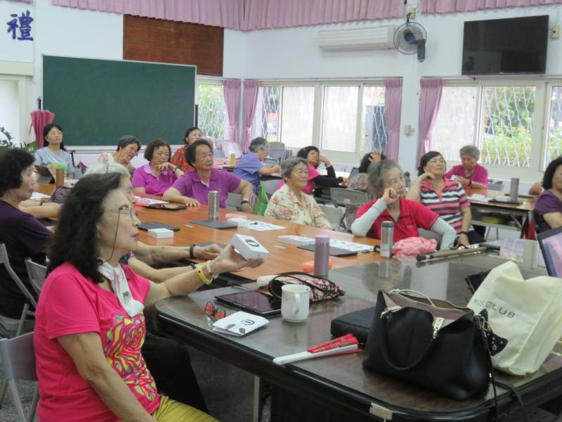 配戴之後～～開始認真聽老師講解功能有哪些