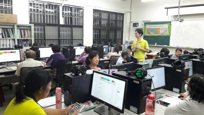 講師介紹Google各項的功能，教導學員可以在Google表單製作活動詢問單