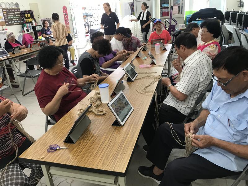 YOUTUBE搜尋、平板自學、實際手做編織，學員玩得不亦樂乎