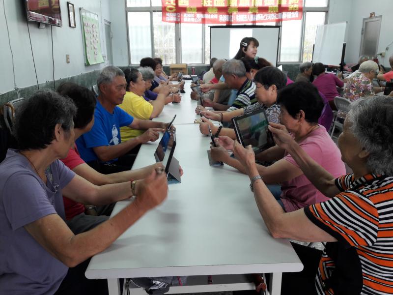 阿公阿嬤平板電腦初體驗