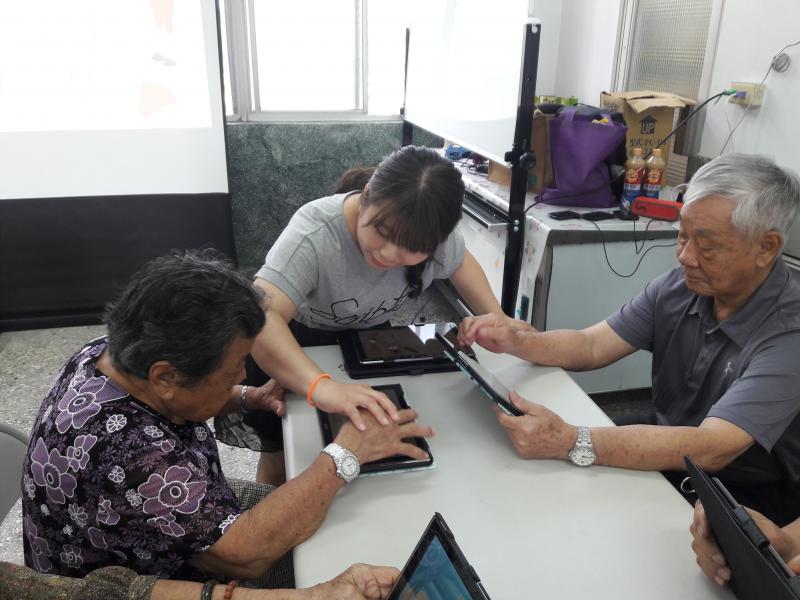 講師指導學員操作平板電腦