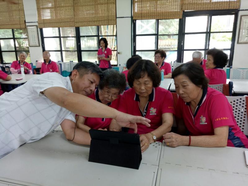 學員們用心投入在數位生活裡！