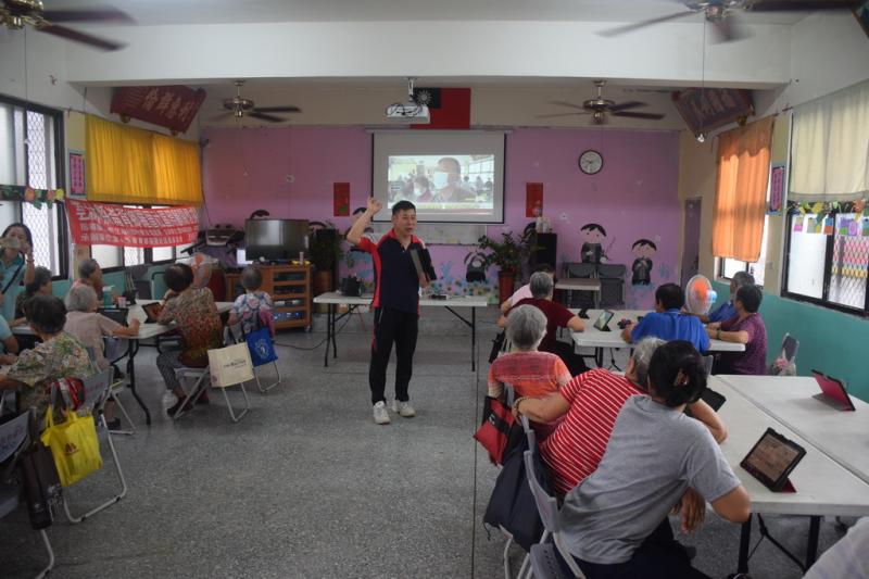 老師介紹youtube可看社區的活動