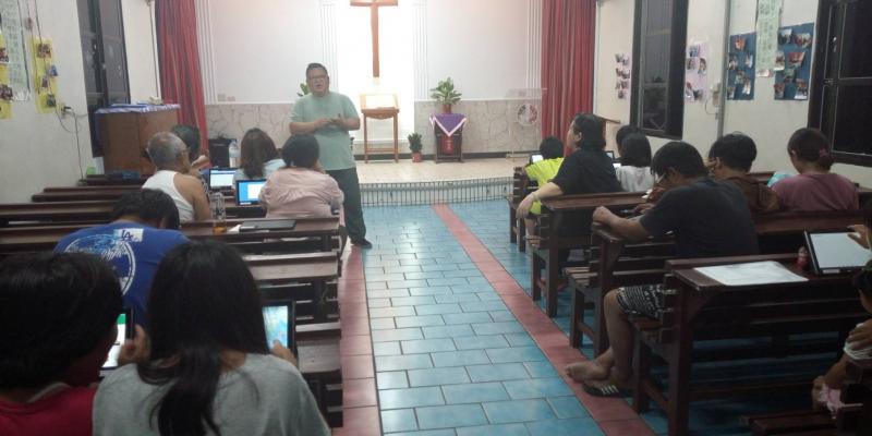 王振武老師親自上課平板基礎操作，也告訴大家與學習的通知，踴躍借平板作練習。