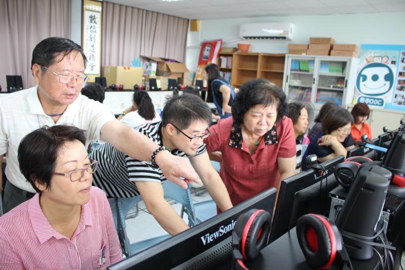 講師教導學員如何操作軟體