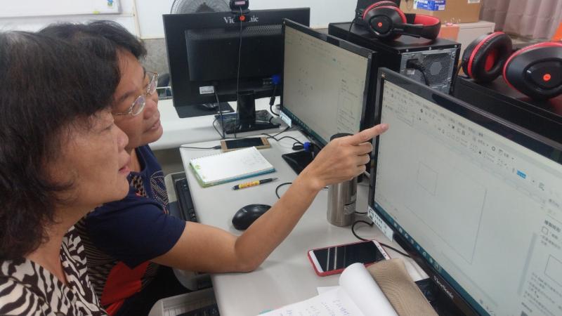 學員認真操作中，也會協助旁邊學員，一起討論
