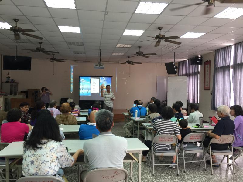  對多數長輩們來說縮小版電腦<平板>就平易近人得多, 再縮小的隨身攜帶的智慧手機則更是顯得親切更受歡迎了.