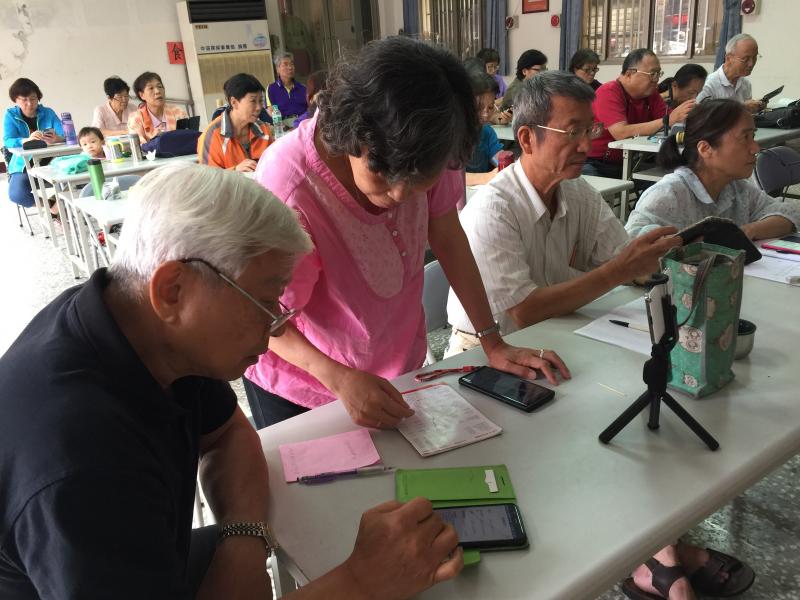 使用智慧手機已是全民運動也是社交的重要工具