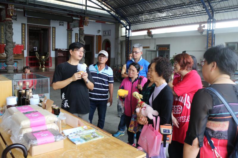 老師還是細心的教了我們很多拍攝技巧，光源考量及破水平等