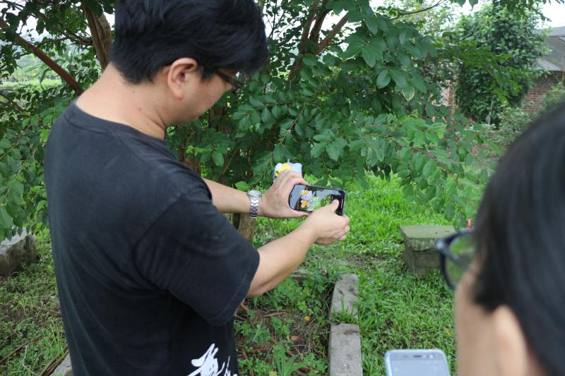 老師示範拍照，運用手機APP快速的就可以製作出照片MV