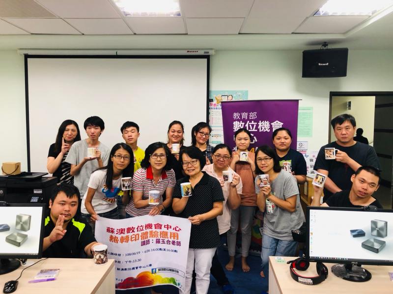 學員們將自己成功熱轉印的馬克杯高舉，像是為講師的辛勞與自己的努力敬酒般，拍攝一張大合照。