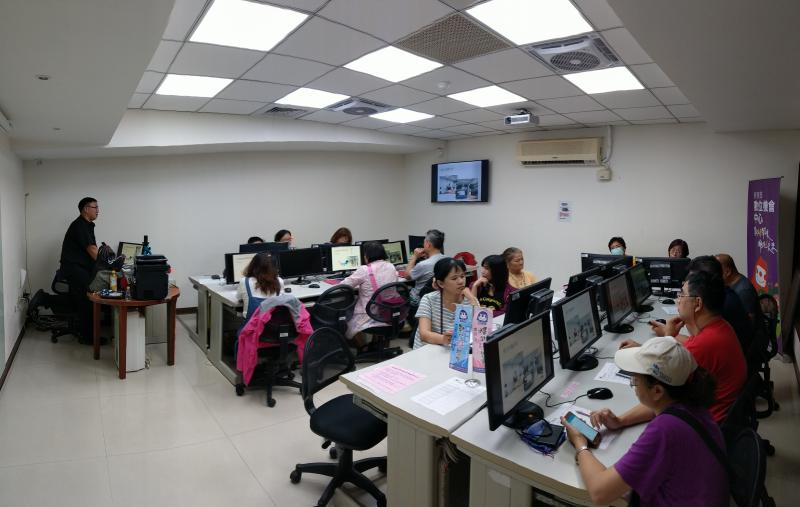 講師正於自身的電腦桌前講解定格動畫以單張圖片做為基礎，連動轉變的模式而成，學員們專心看著眼前的畫面。