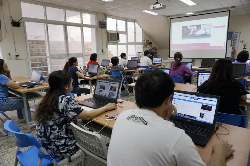 老師介紹網路資源給學員們