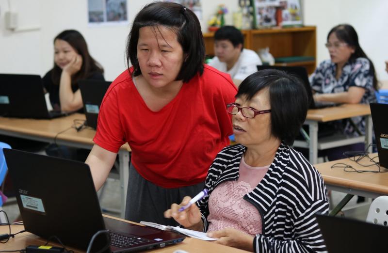 學員互相幫忙與學習