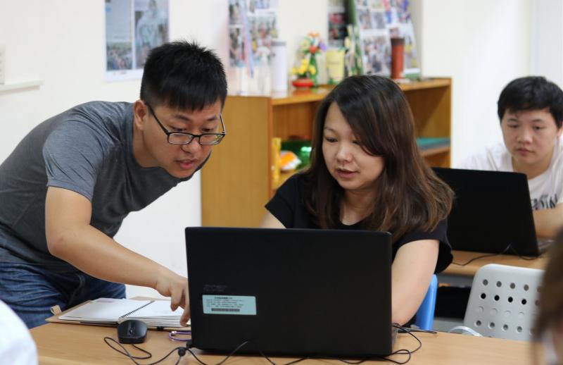 老師認真解說軟體如何操作