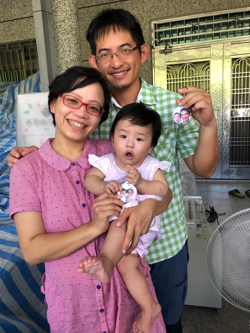 拍照製作~~幸福的一家人，乖乖長大喔