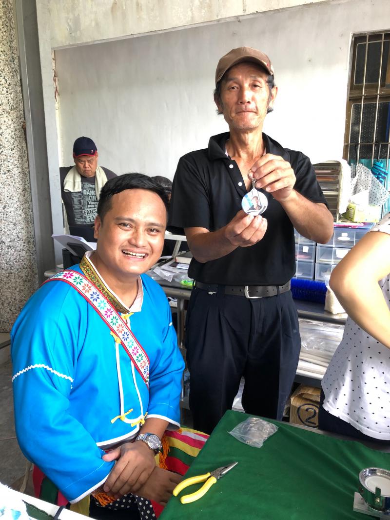 學員完成鑰匙圈成品與泰幽米彌老闆合照~~相見歡！你經營彌米的精神與活力我會學起來的啦！你是我的榜樣