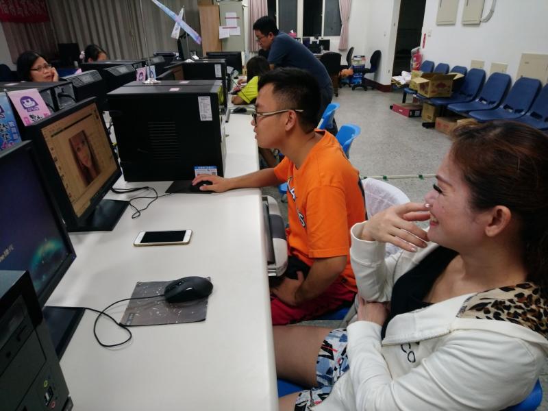 老師指導學員使用PhotoCap製作月曆，老師先講解操作方法，再請學員執行動作