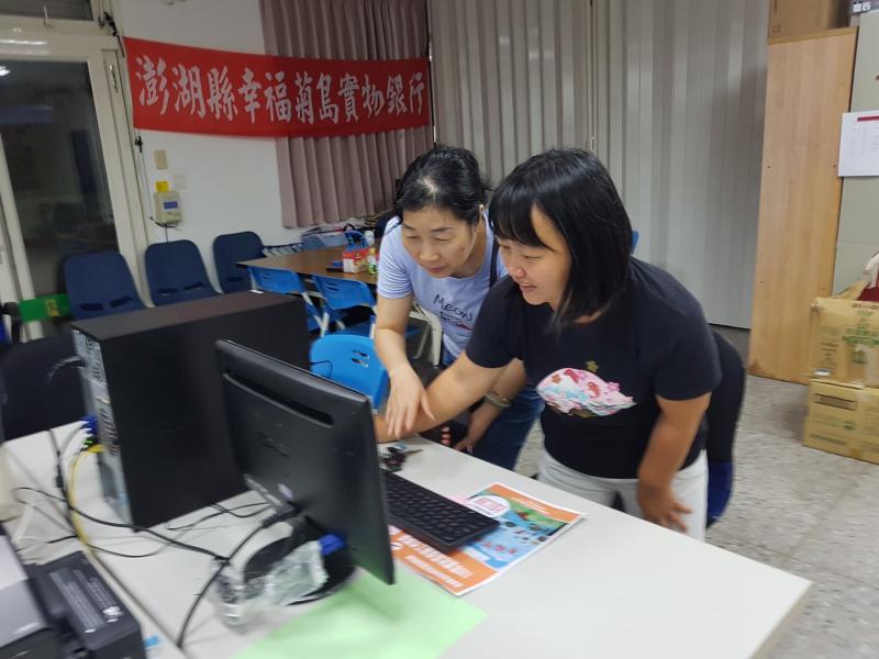 老師指導學員，修改剪裁相片，使畫面更豐富，相片人物更清楚