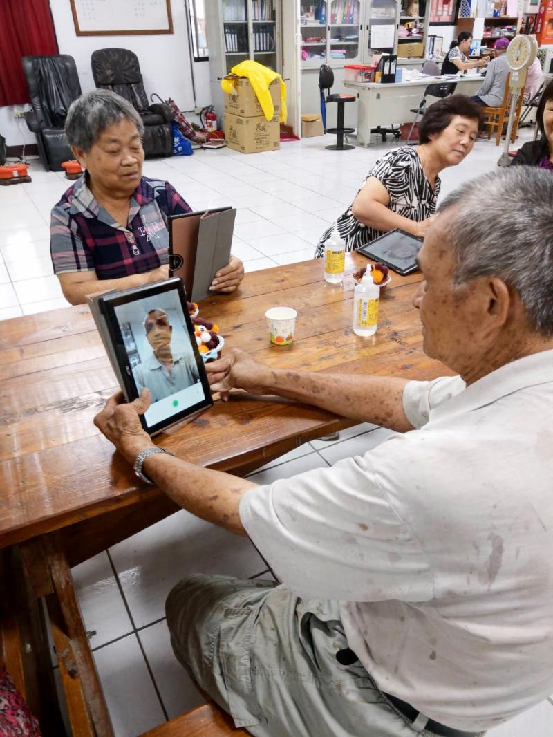 西埔里的爺爺奶奶用平板拍照