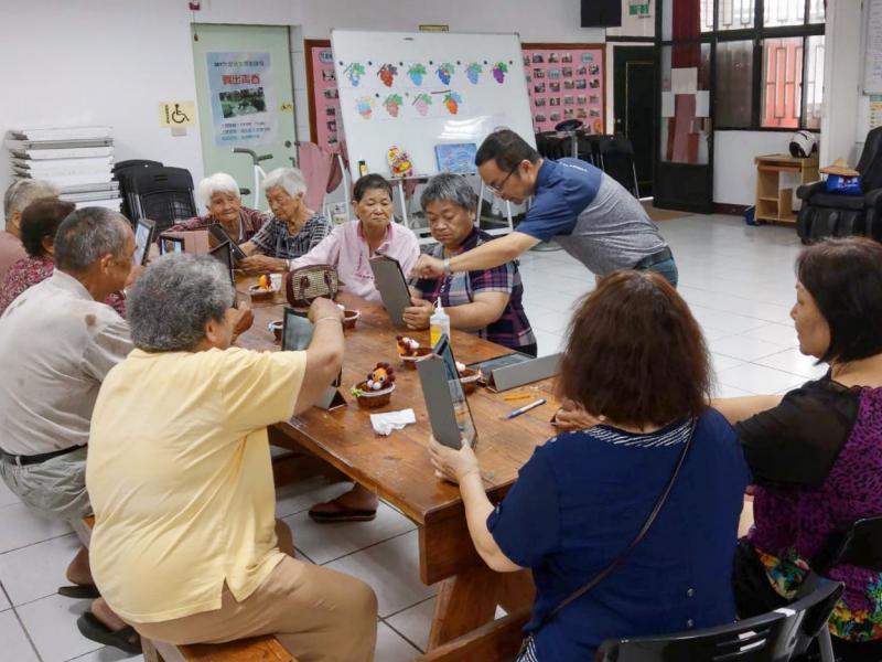 蘇校長帶著西埔民眾操作APP