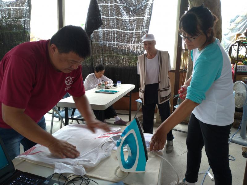 開始轉印Ｔ恤了！