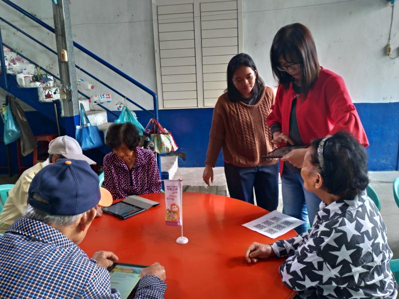老師一對一教學，介紹電子支付功能