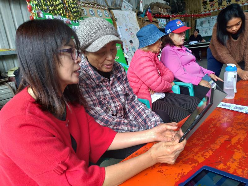 從基本的開始，一步步教導長輩如何使用