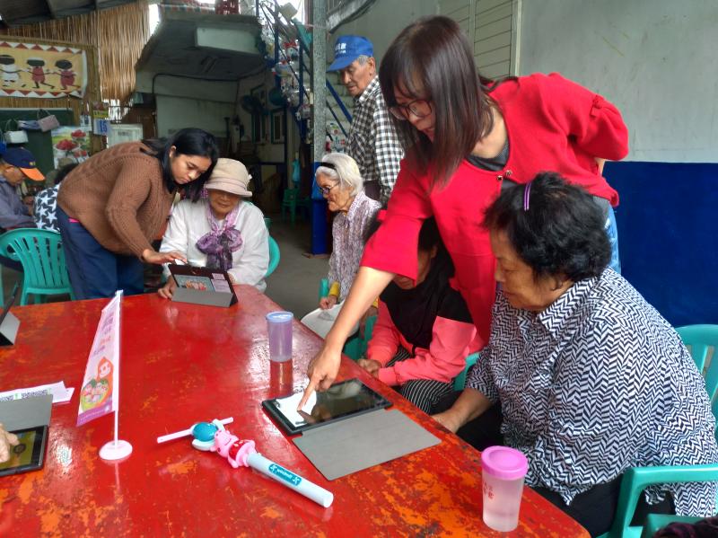 學員認真聽老師指導